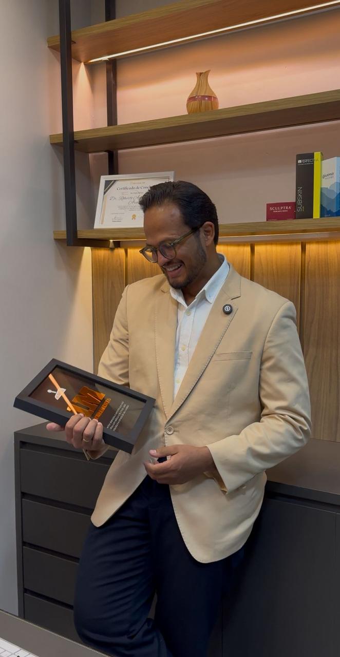 Profissional da HOF recebendo plaquinha de faturamento