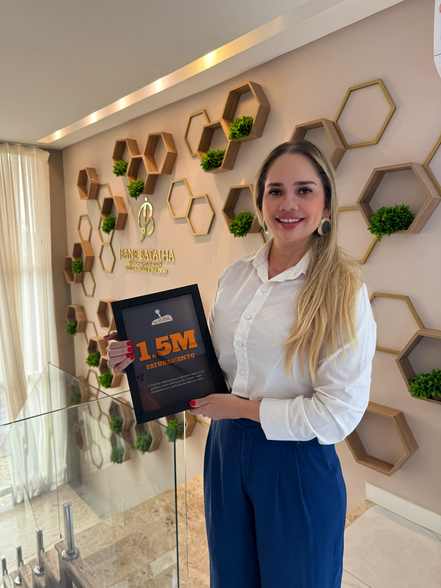 Profissional da HOF com plaquinha de 1.5M de faturamento