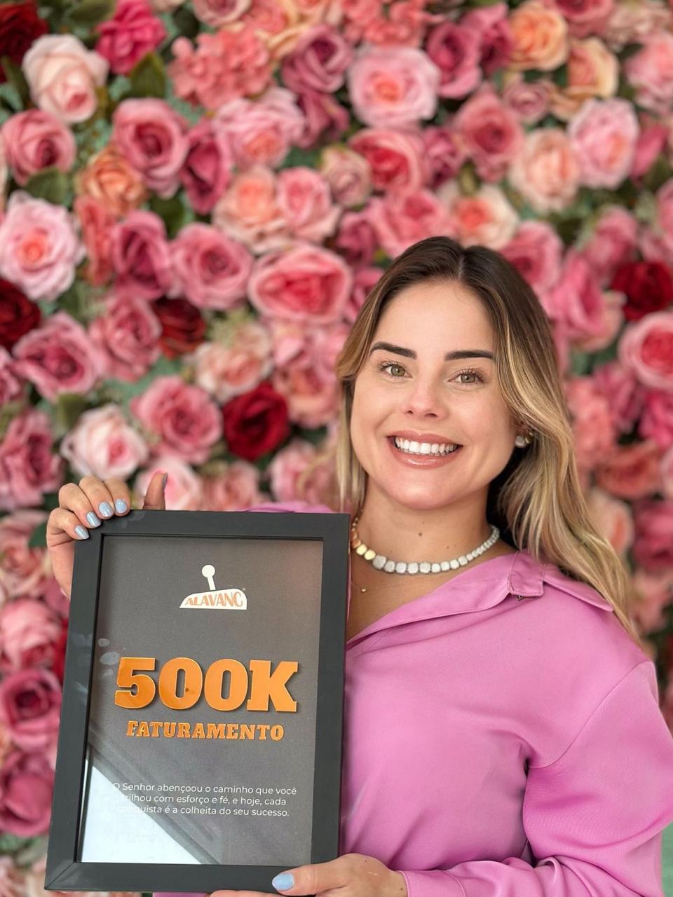 Profissional da HOF com plaquinha de 500K de faturamento