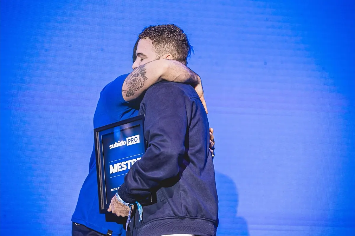 Artur Bruno recebendo a placa de reconhecimento no palco